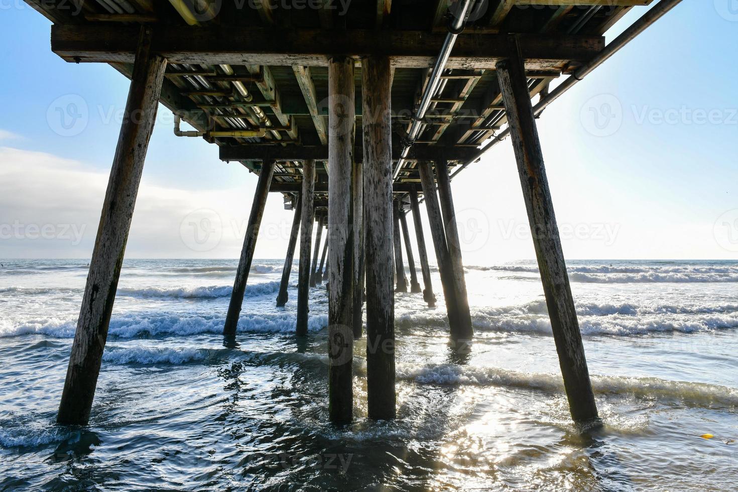 de pir och pacific hav på solnedgång, i kejserlig strand, nära san diego, kalifornien foto