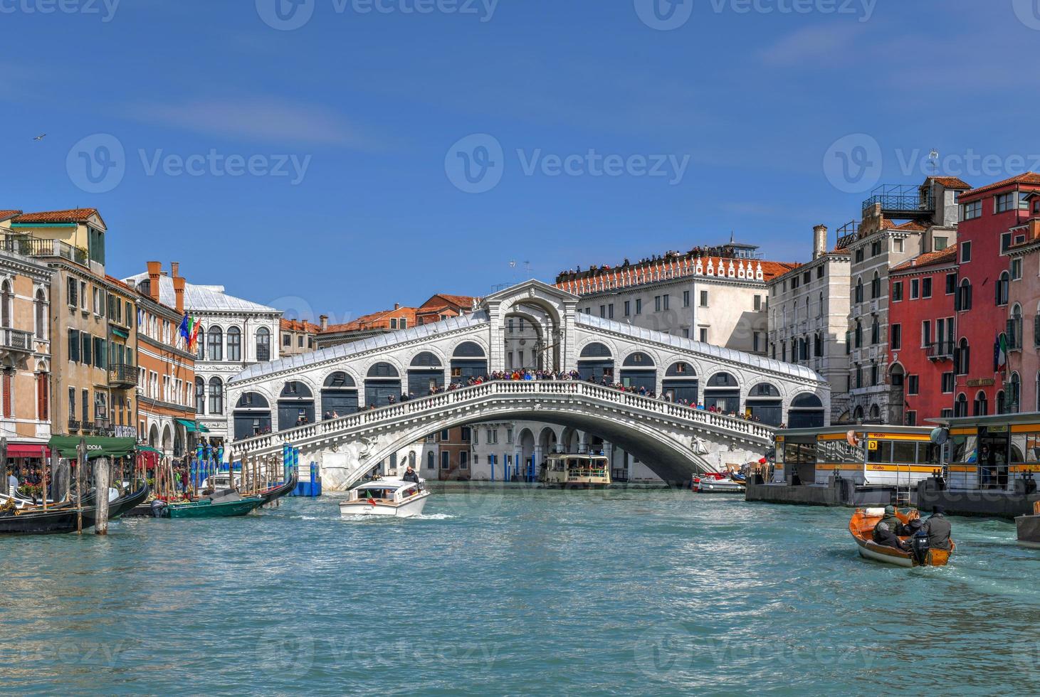 de rialto bro längs de stor kanal i Venedig, Italien foto