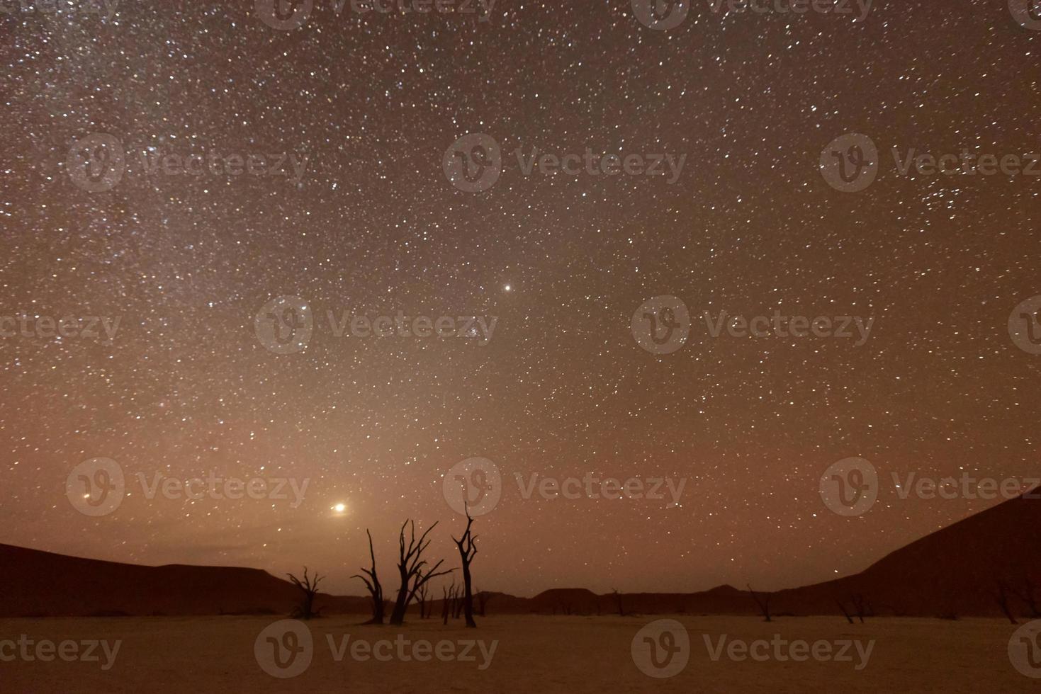 död- vlei, namibia på skymning foto