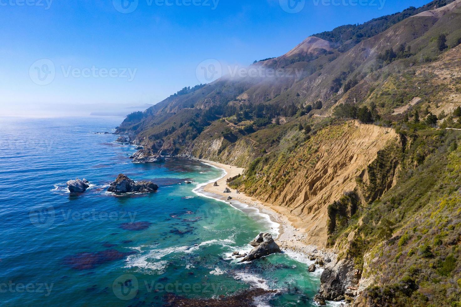 naturskön område förbi mcway falls på de kust av stor sur i central Kalifornien. foto