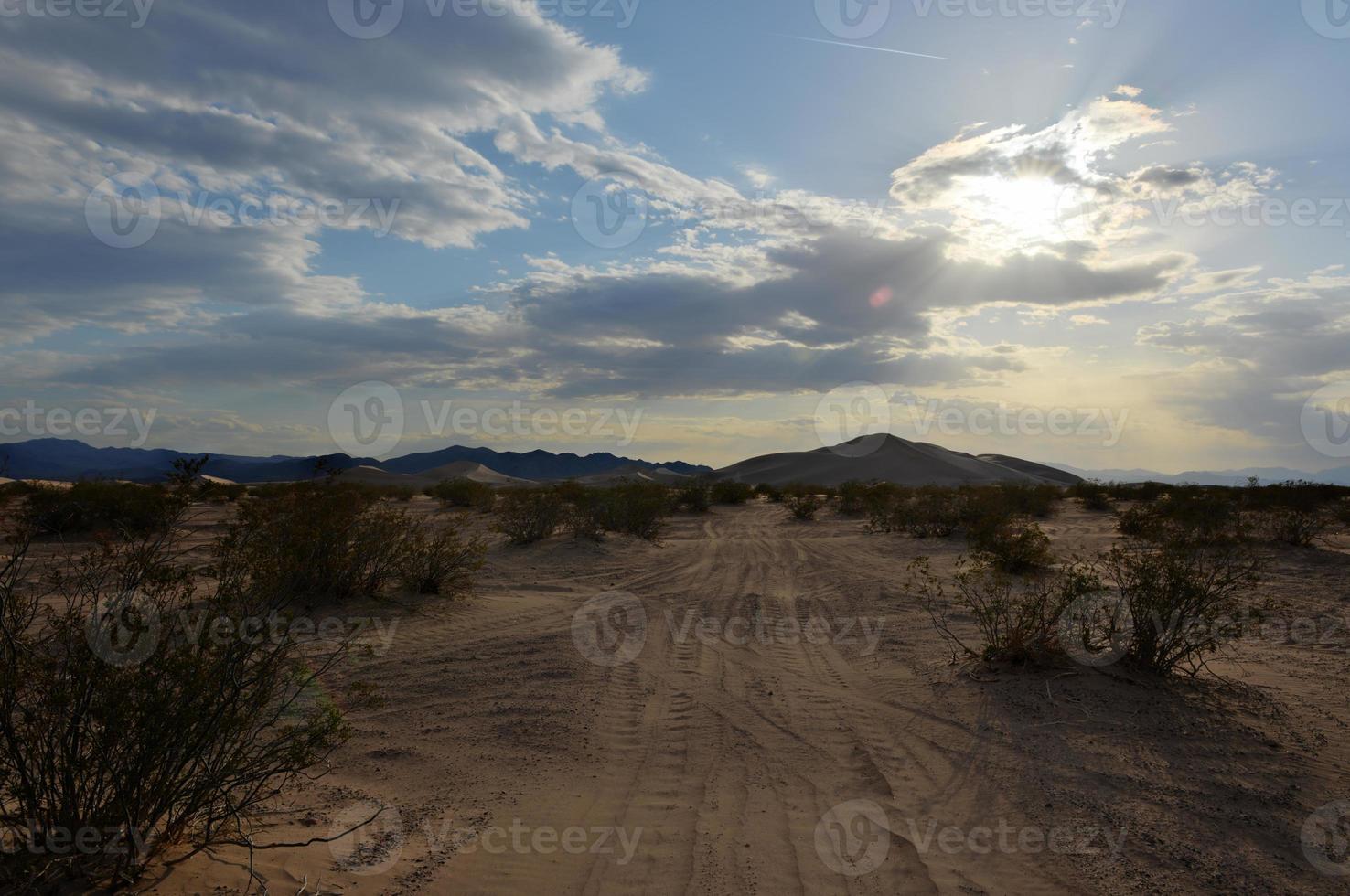 sand sanddyner längs de amargosa öken- på solnedgång foto