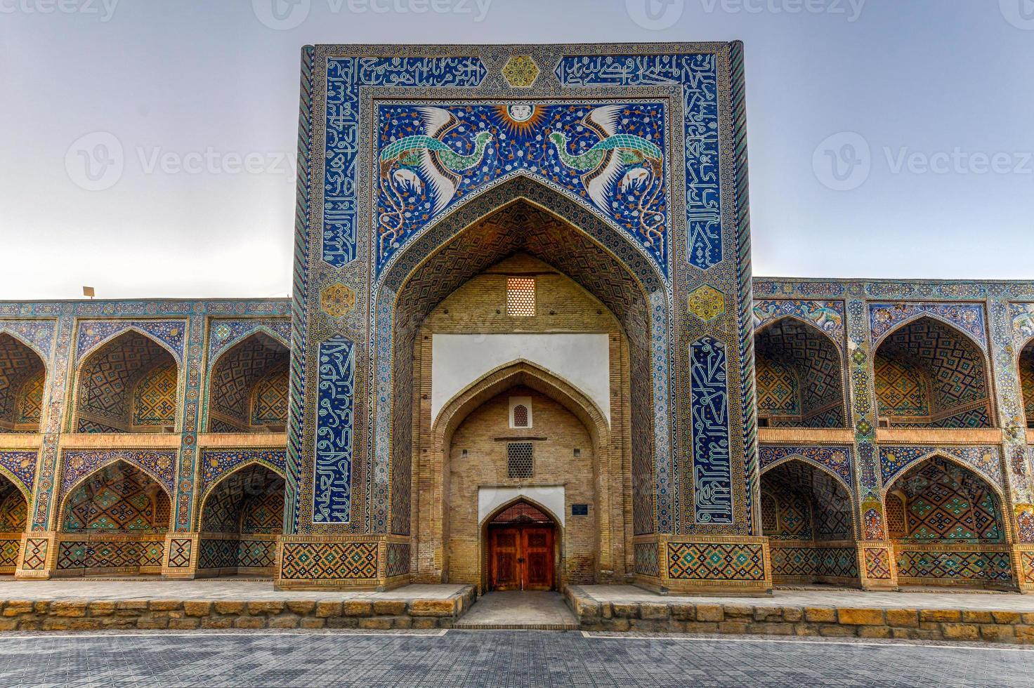 nadir divan-begi madrasah moské förbi lyabi-hauz i bukhara, uzbekistan. foto