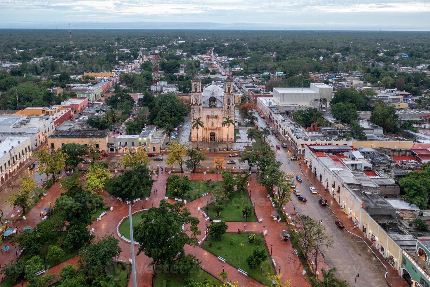 katedral av san gervasio, en historisk kyrka i valladolid i de yucatan halvö av Mexiko. byggd i 1706 till byta ut de original- 1545 byggnad den där var förstörd förbi de spanska kolonial regering. foto