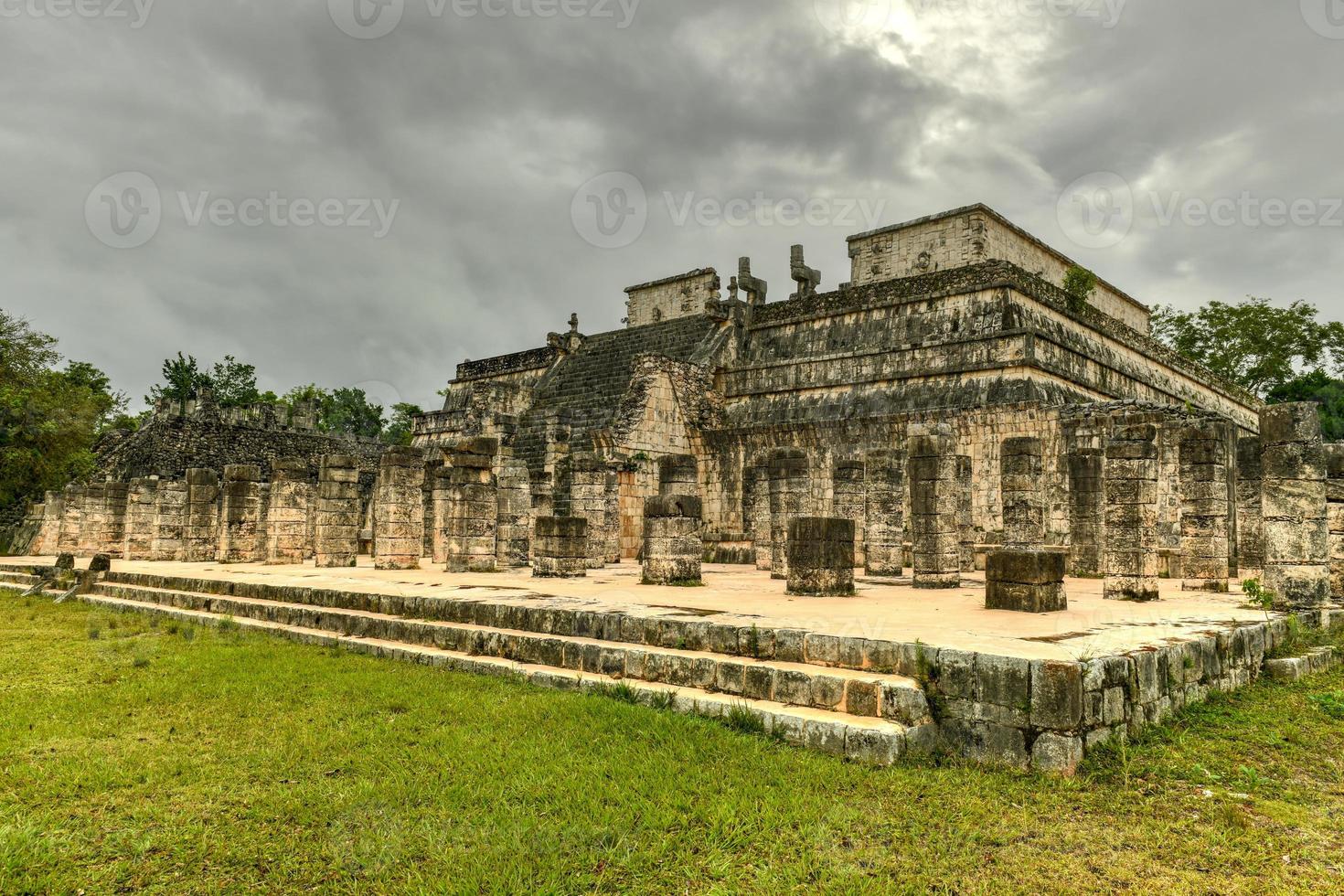 templo de los guerreros, tempel av de krigare, chichen itza i yucatan, Mexiko, en unesco värld arv webbplats. foto
