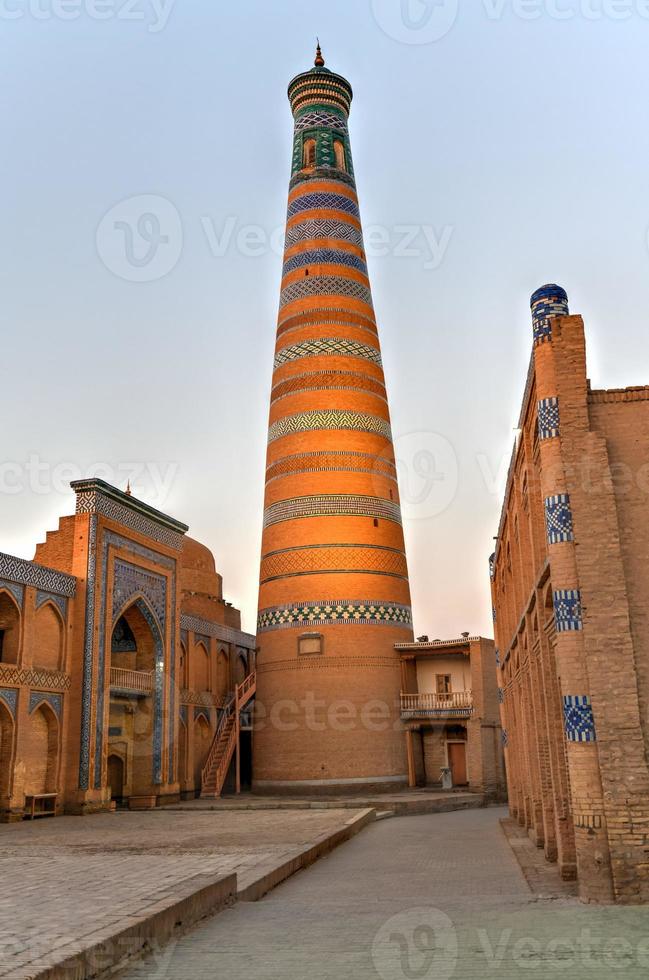 de arkitektur av de gammal stadens madrassa och islam khoja minaret. foto