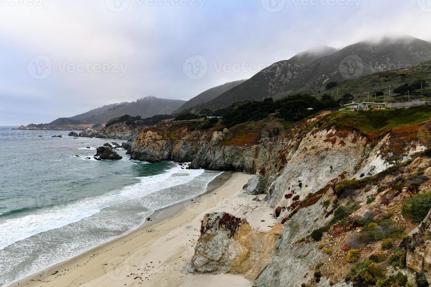 klippig bäck i Kalifornien, stor sur i monterey grevskap, USA foto