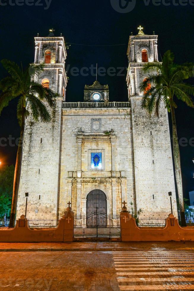 katedral av san gervasio, en historisk kyrka i valladolid i de yucatan halvö av Mexiko. byggd i 1706 till byta ut de original- 1545 byggnad den där var förstörd förbi de spanska kolonial regering. foto