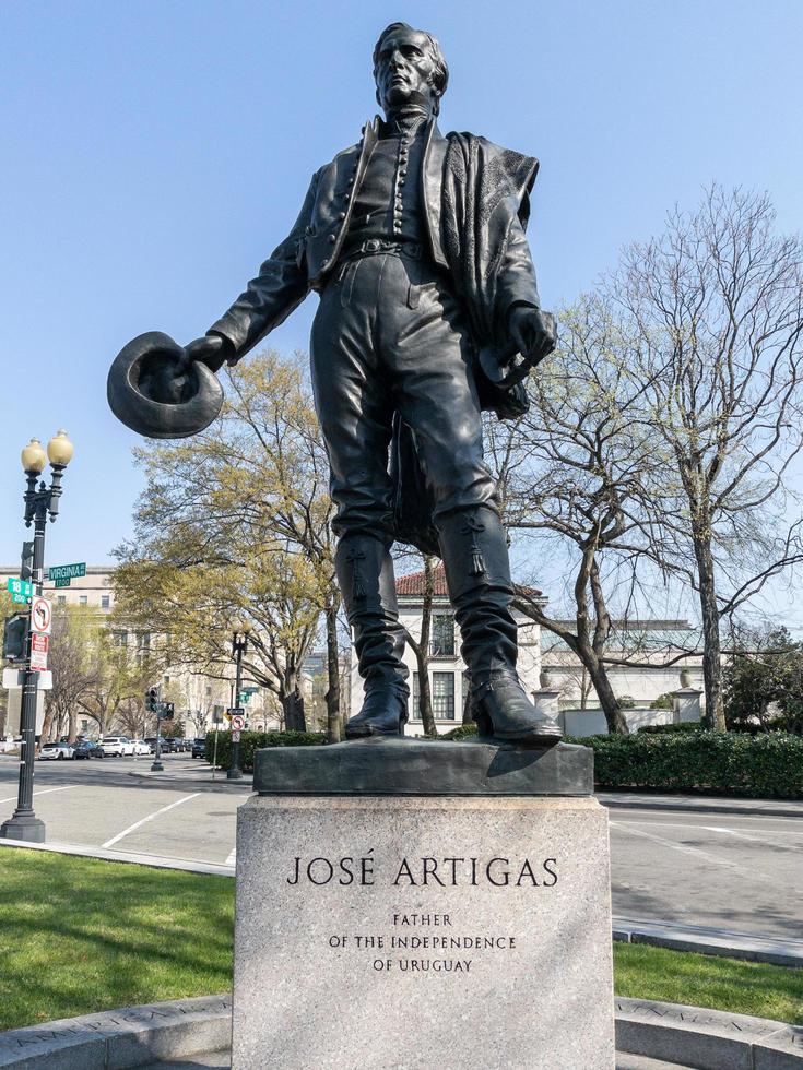 Washington dc - apr 4, 2021 - brons staty av allmän jose gervasio artigas, befriare av uruguay på konstitution aveny. detta monument är bland de uppsättning av stadgar av befriare i de närhet. foto