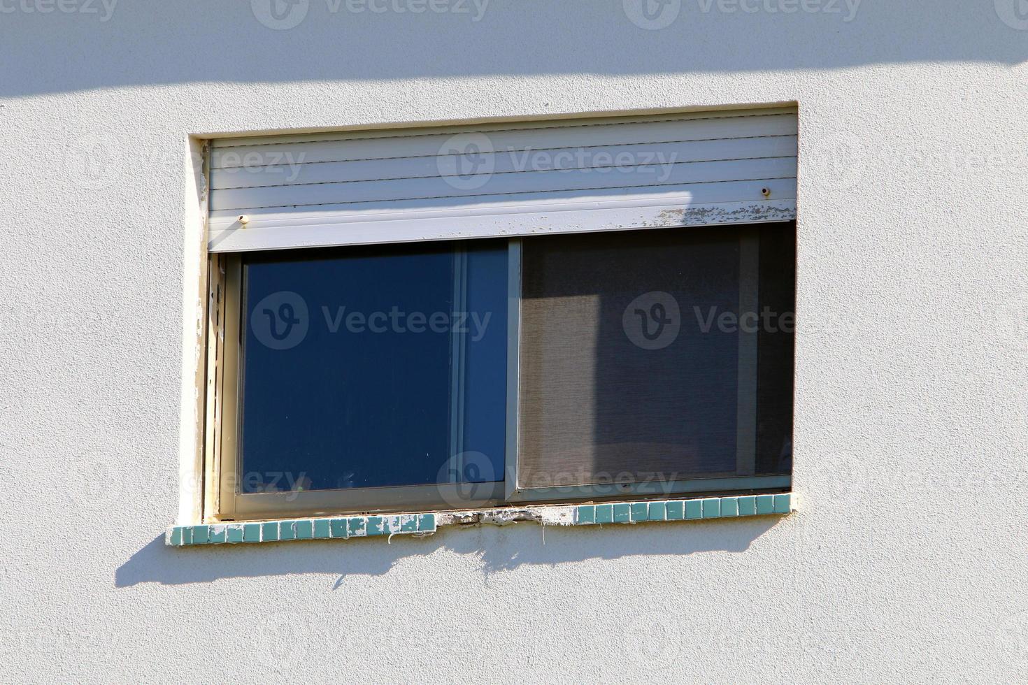 en små fönster i en bostads- byggnad i en stor stad foto