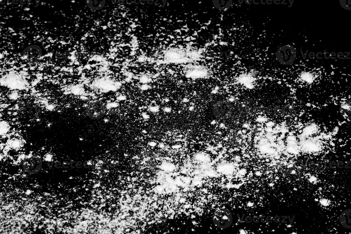 vit pulver på svart bakgrund foto