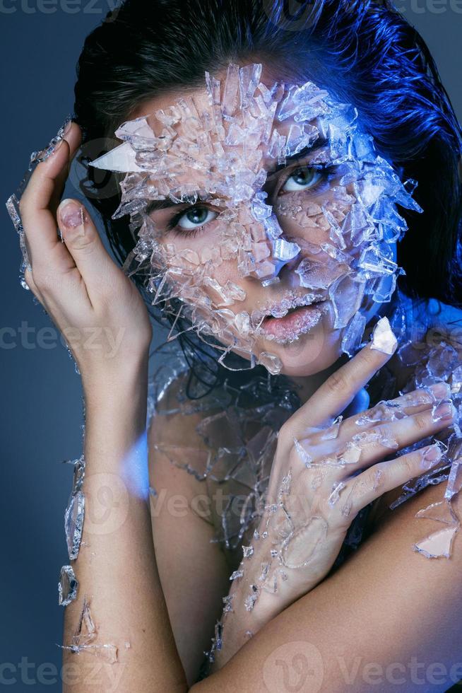 kvinna ansikte täckt med en små bitar av glas foto