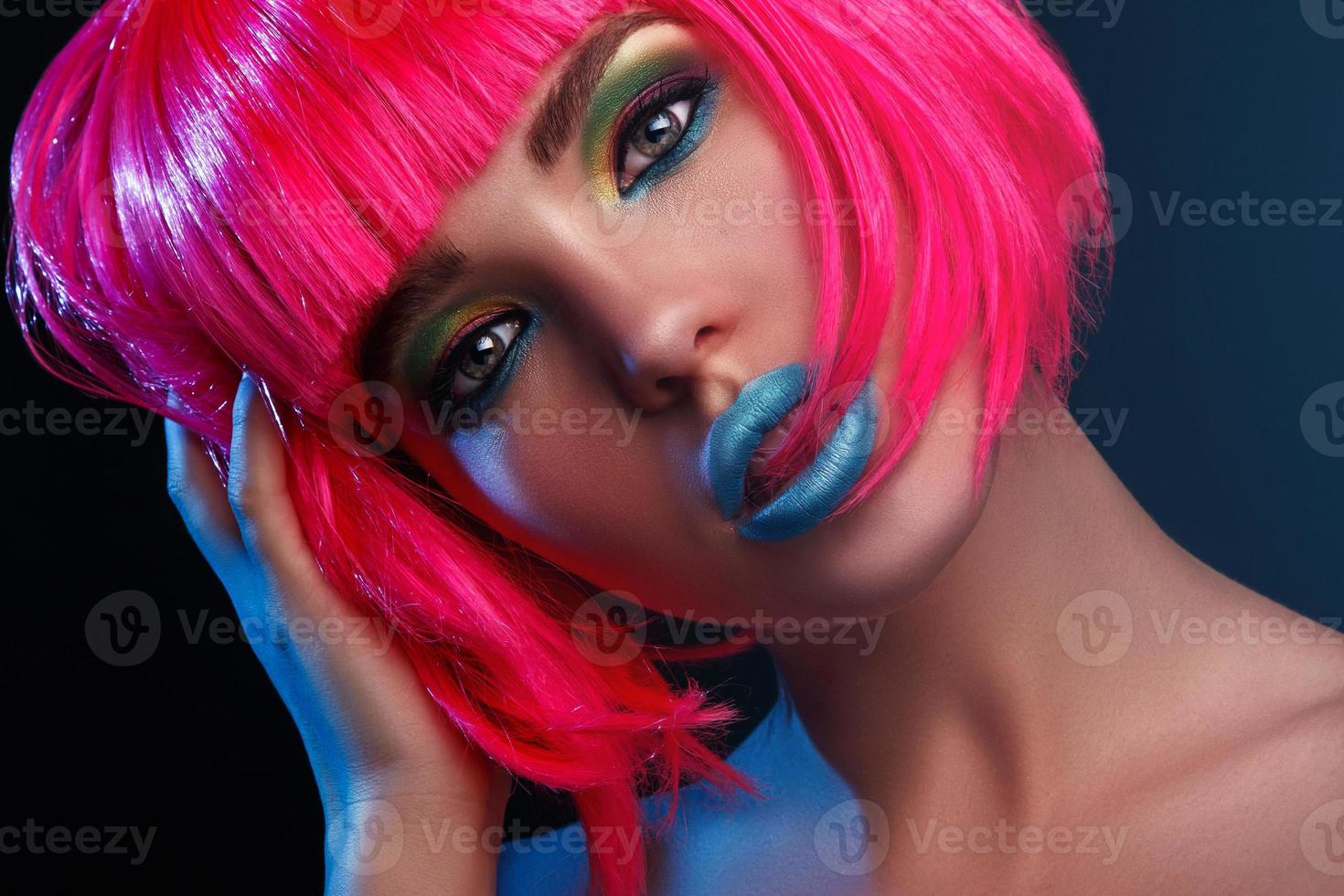 poträtt av ung kvinna med rosa hår foto