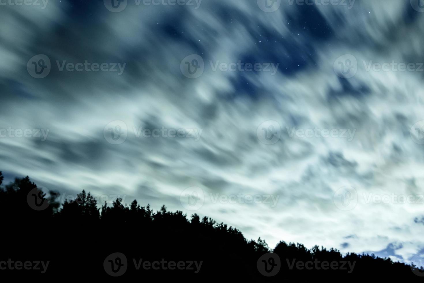 natt himmel med stjärnor och moln i rörelse foto