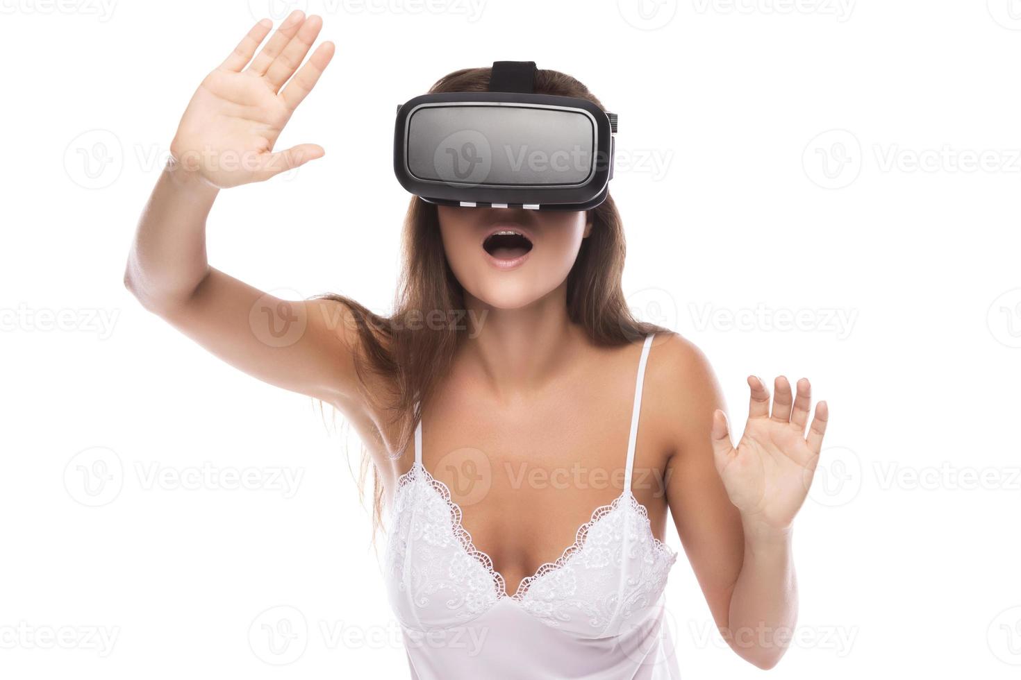 kvinna använder sig av vr headsetet på vit bakgrund foto