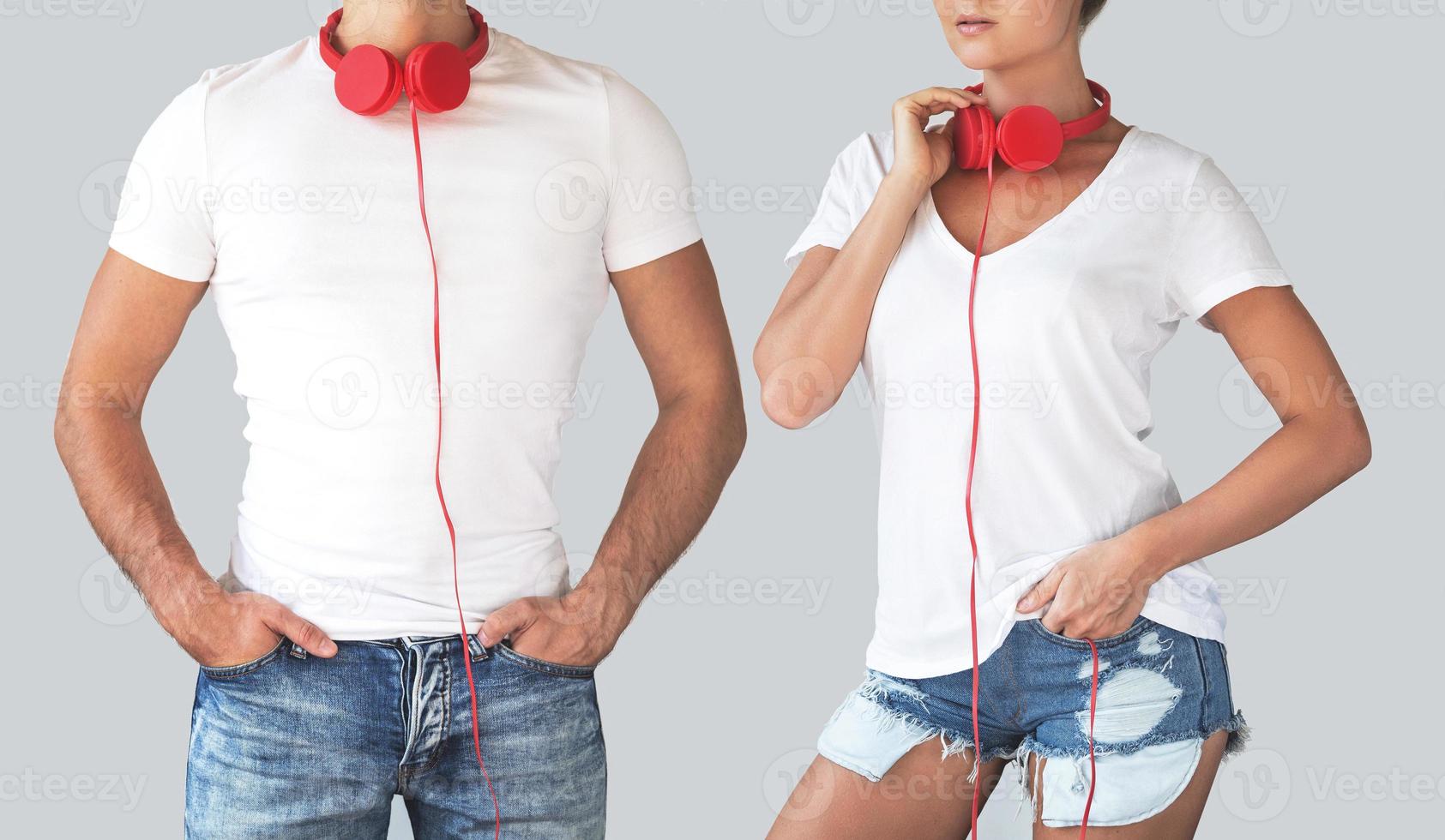 ung par med röd hörlurar på deras halsar foto