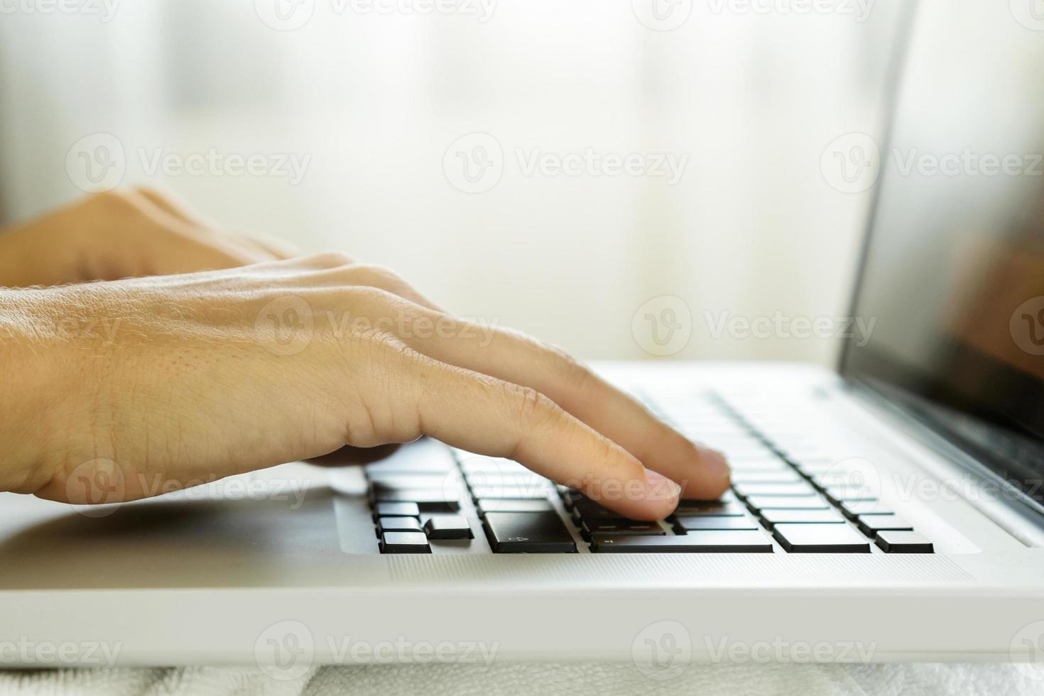 kvinna använder sig av bärbar dator st. kvinna händer på de tangentbord. foto