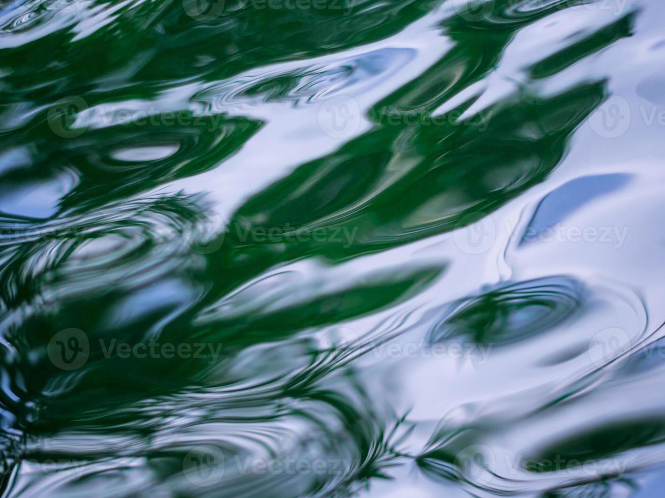 textur av reflektion av ljus på vattenytan foto