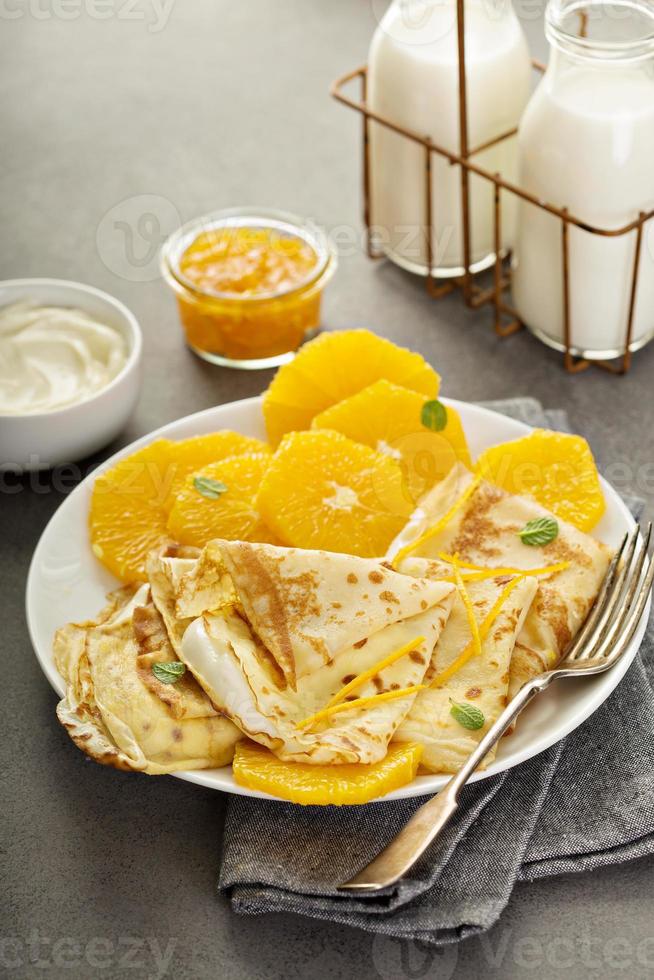 tunn crepes Suzette med orange skivor foto