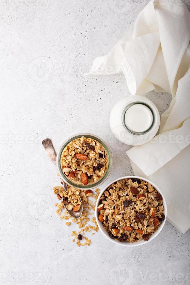 hemlagad granola med kokos och mandlar foto