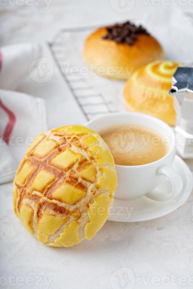 mängd av frukost bullar med kaffe foto