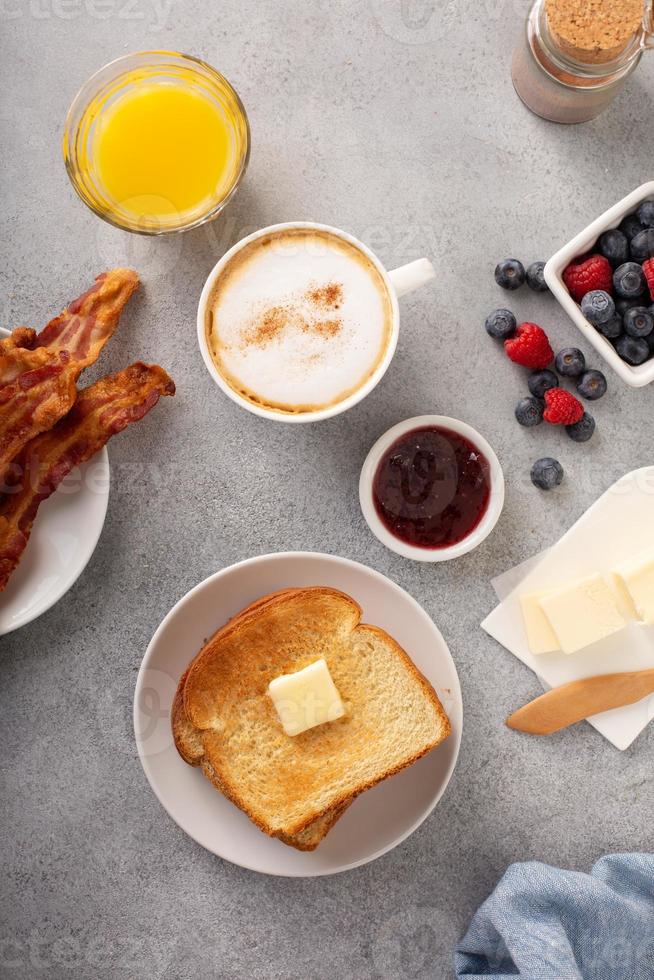 traditionell kontinental frukost med rostat bröd foto