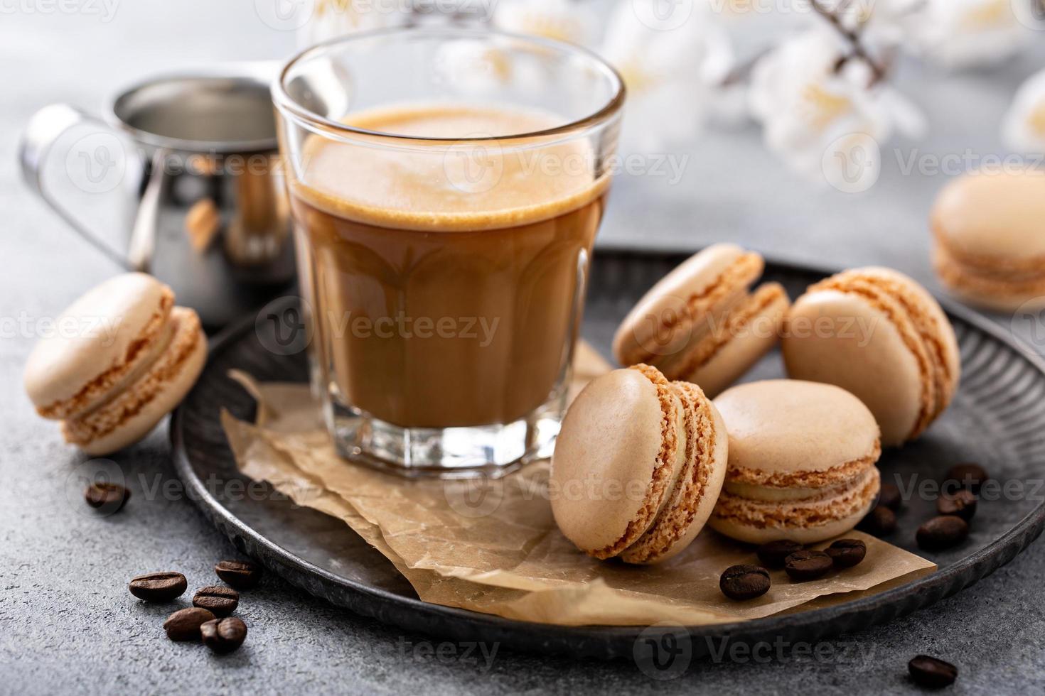 kaffe och grädde macarons på en bricka foto