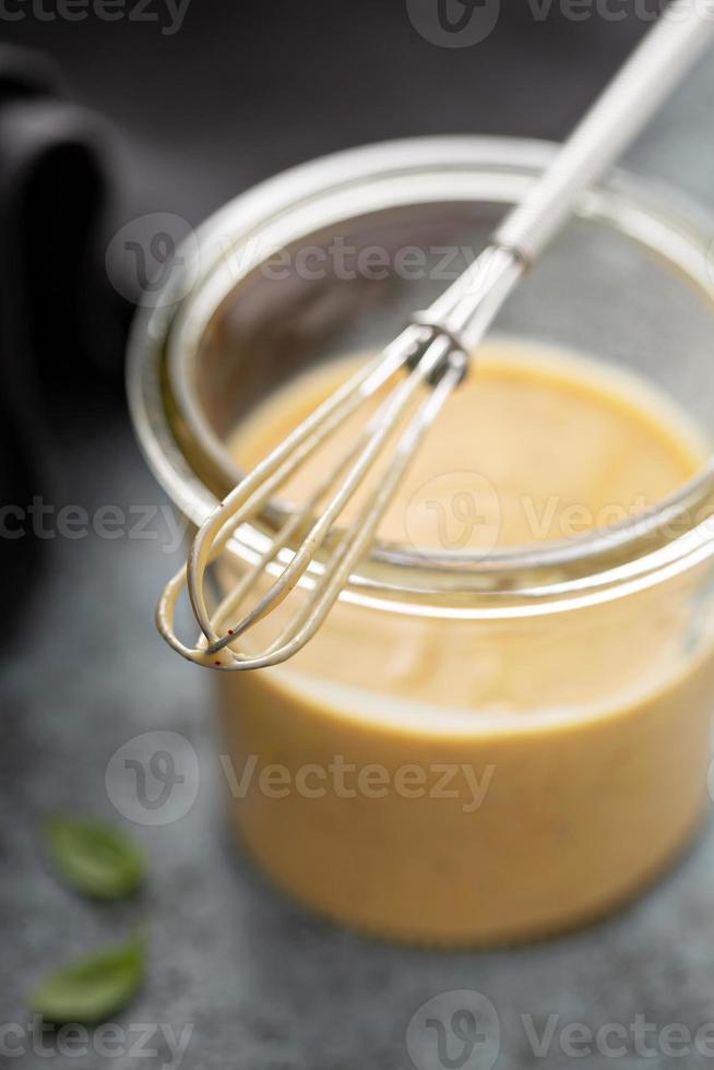 hemlagad honung senap sås i en glas burk foto