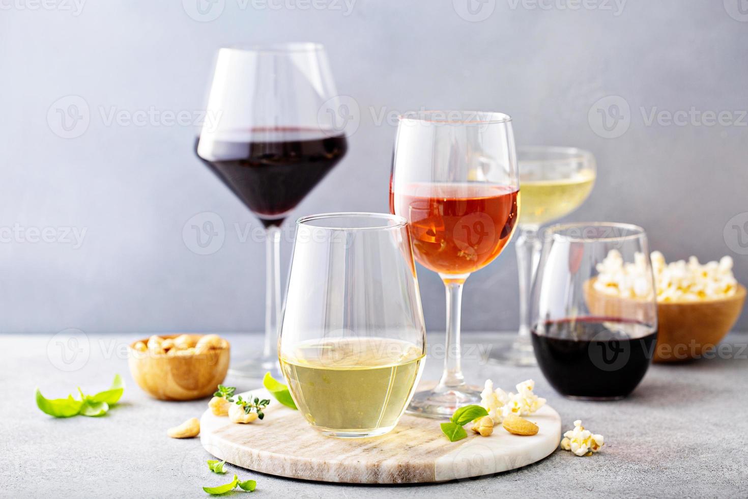 röd, vit vin och reste sig i annorlunda glasögon foto