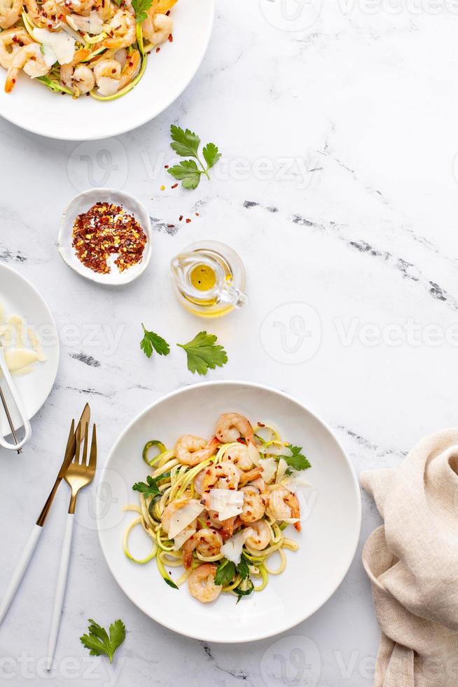 räka och zucchini spaghetti pasta med parmesan foto