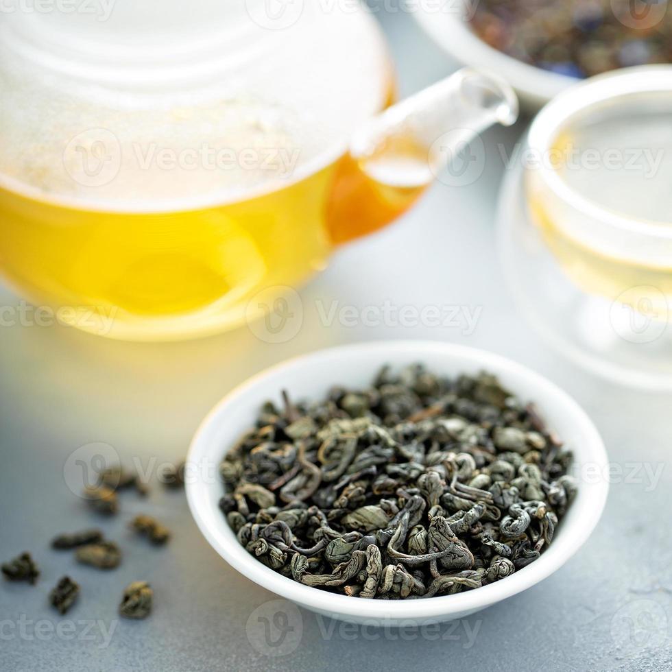grön lösa blad te och en tekanna foto