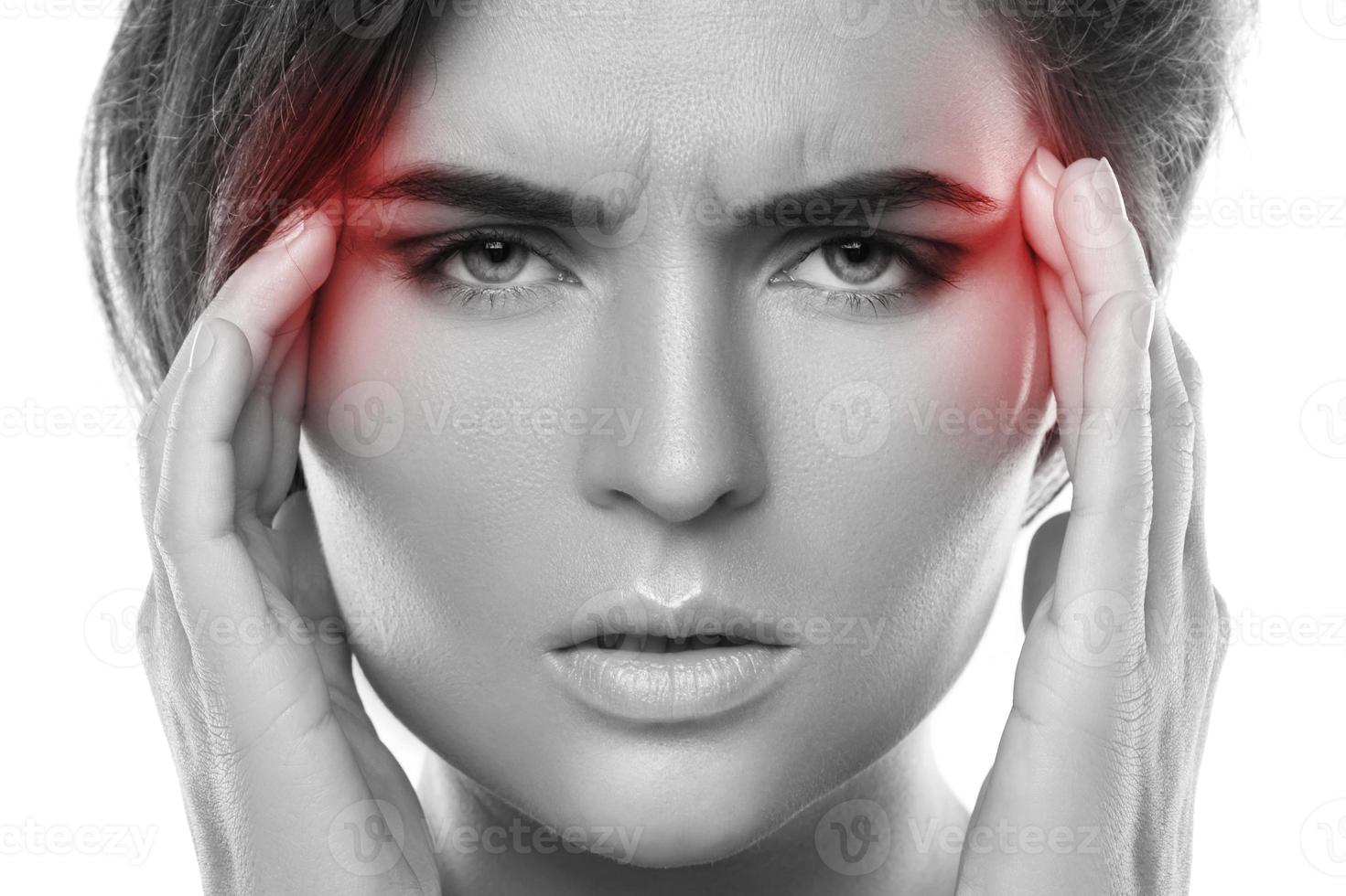 ung kvinna med en huvudvärk smärtsam migrän foto