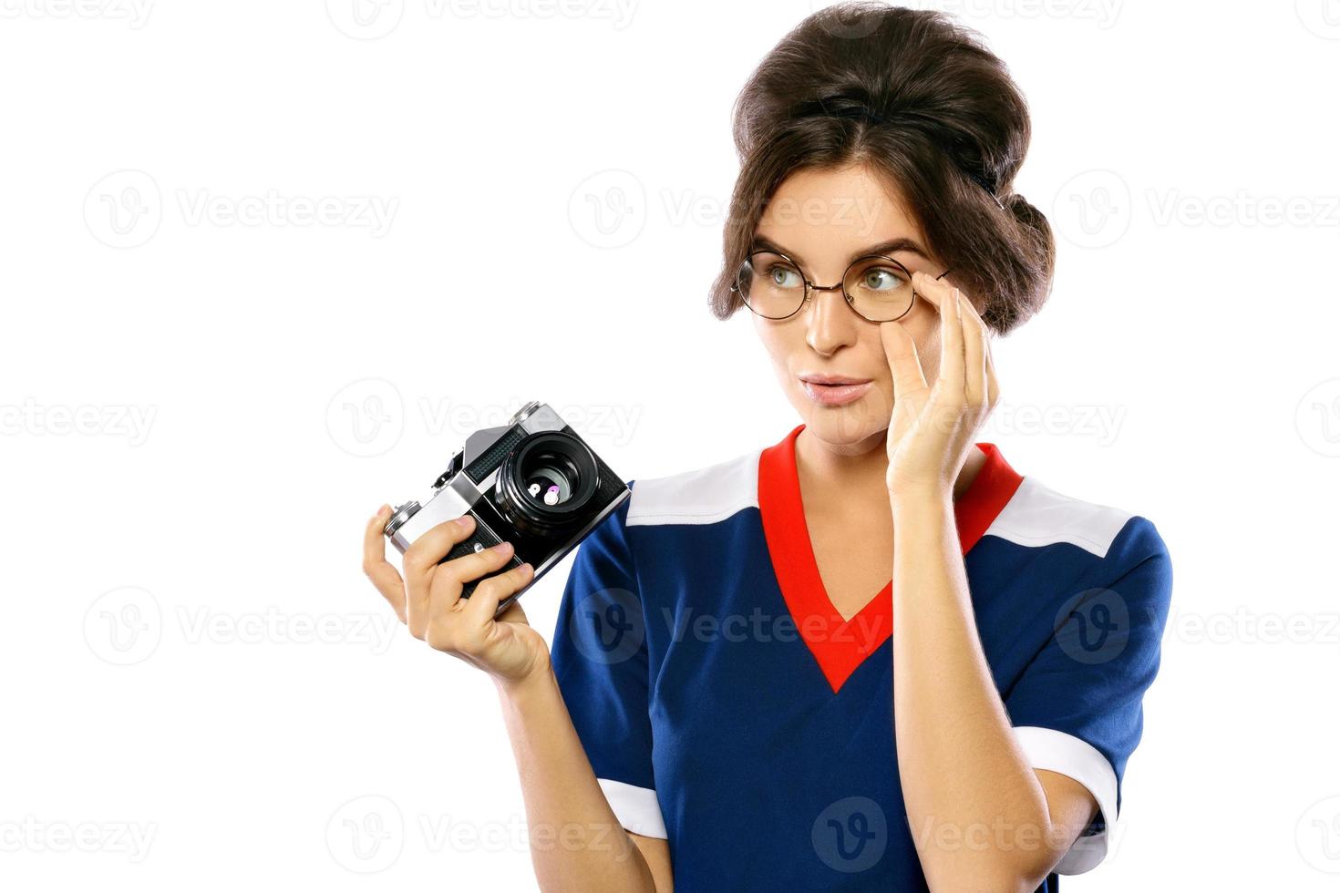 kvinna modell i årgång se innehav retro kamera i henne händer foto