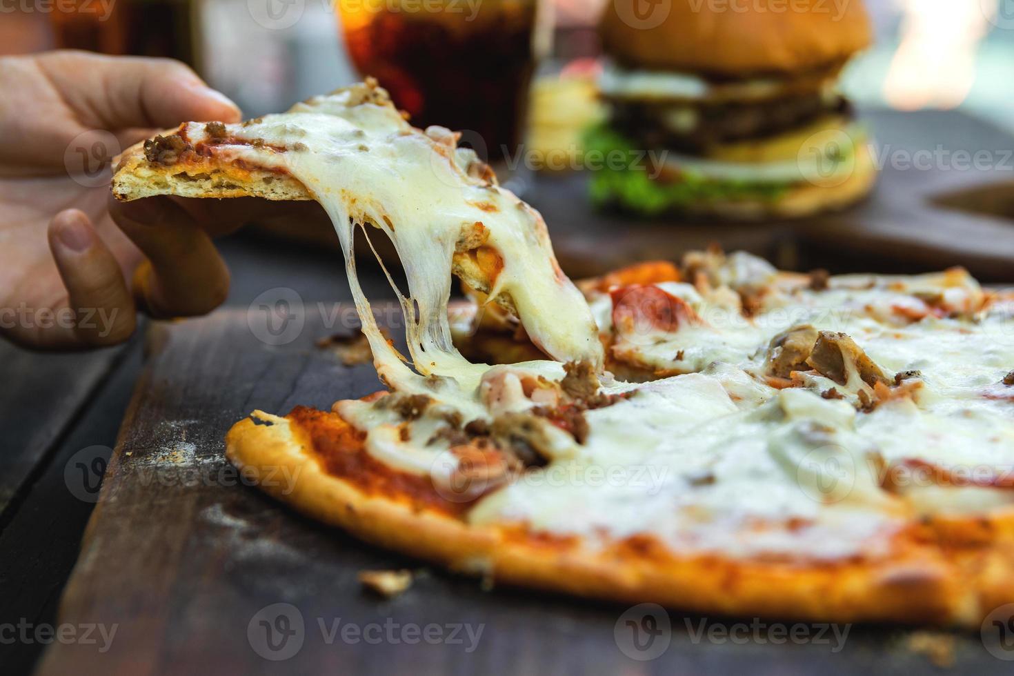 utsökt pizza med mozzarella ost, mald kött och bacon foto