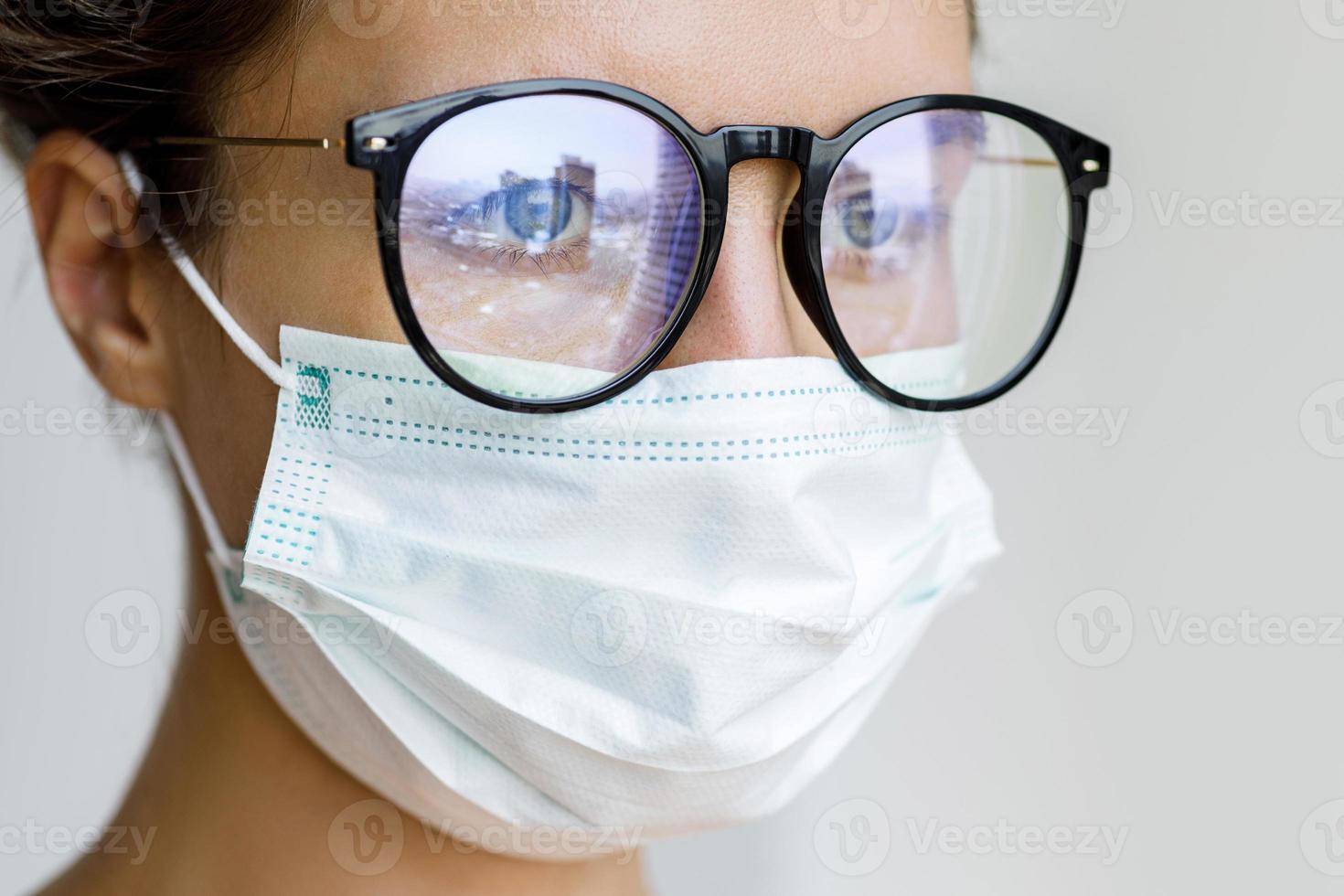 kvinna bär ansikte mask eftersom av luft kvalitet eller virus epidemi foto