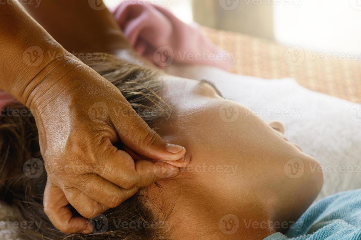 ung caucasian kvinna under traditionell thai massage foto