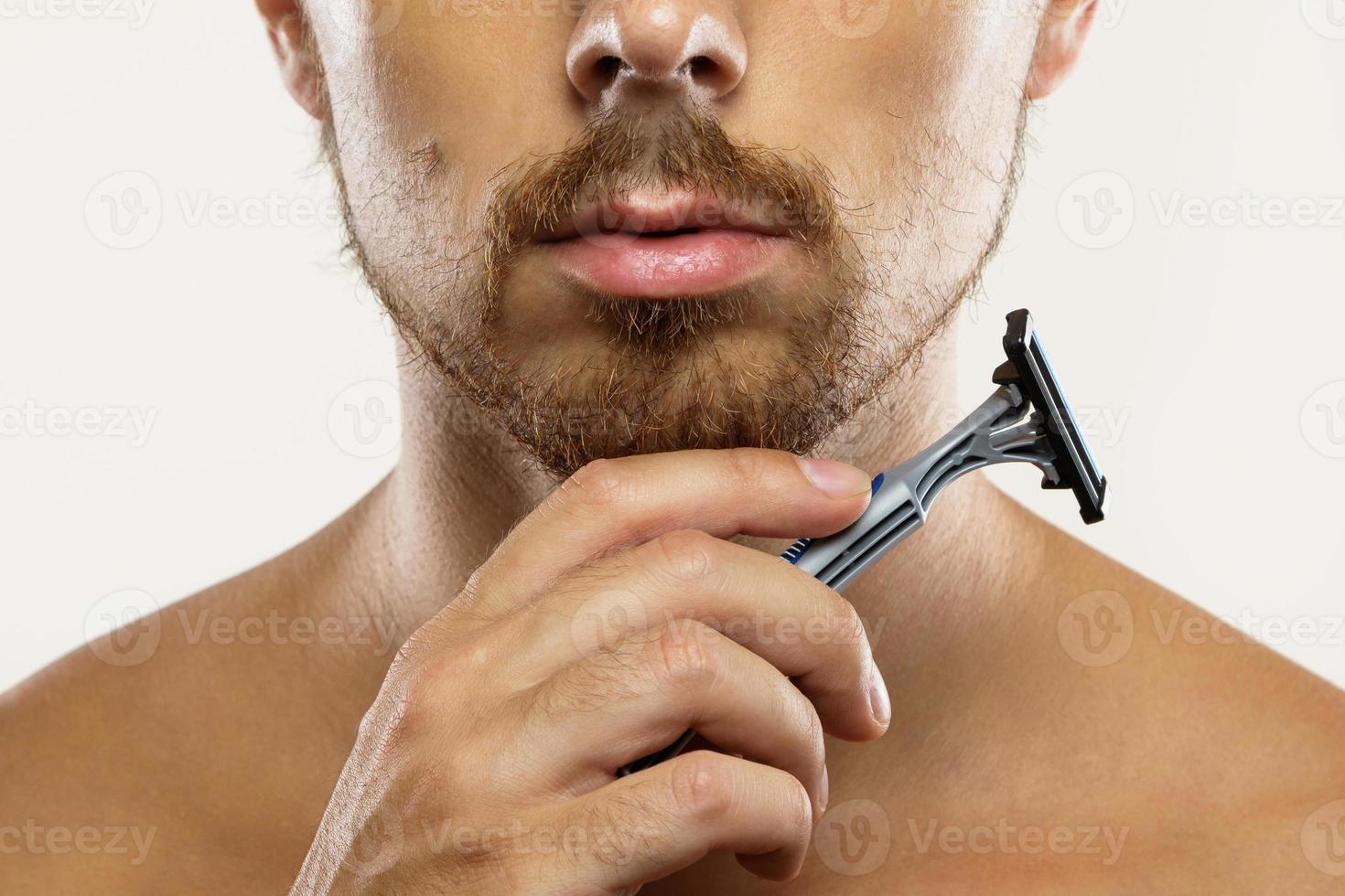 man med ovårdad skägg innan en rakning rutin- foto