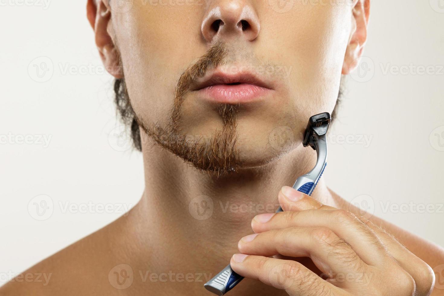 manlig ansikte med en delvis rakat skägg foto