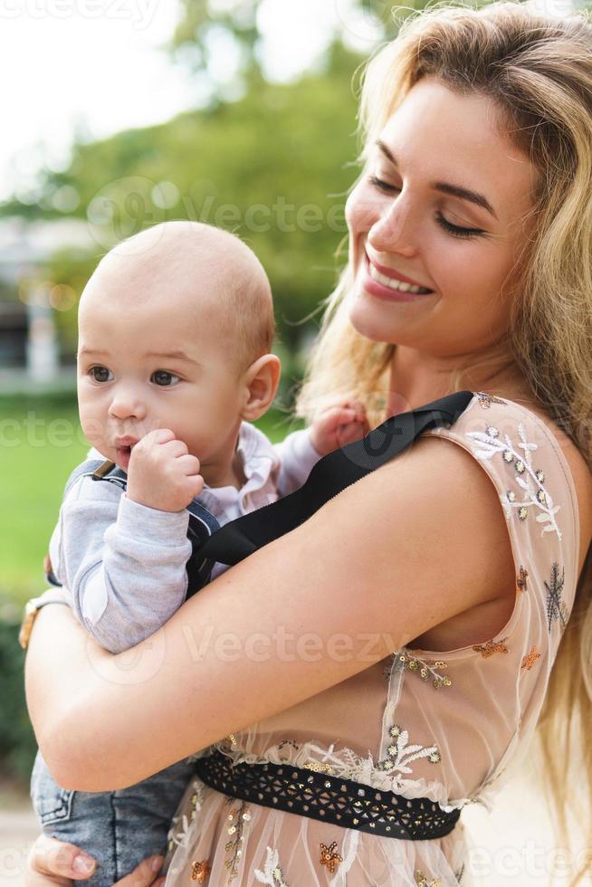 skön mor med henne bebis son på de gata foto
