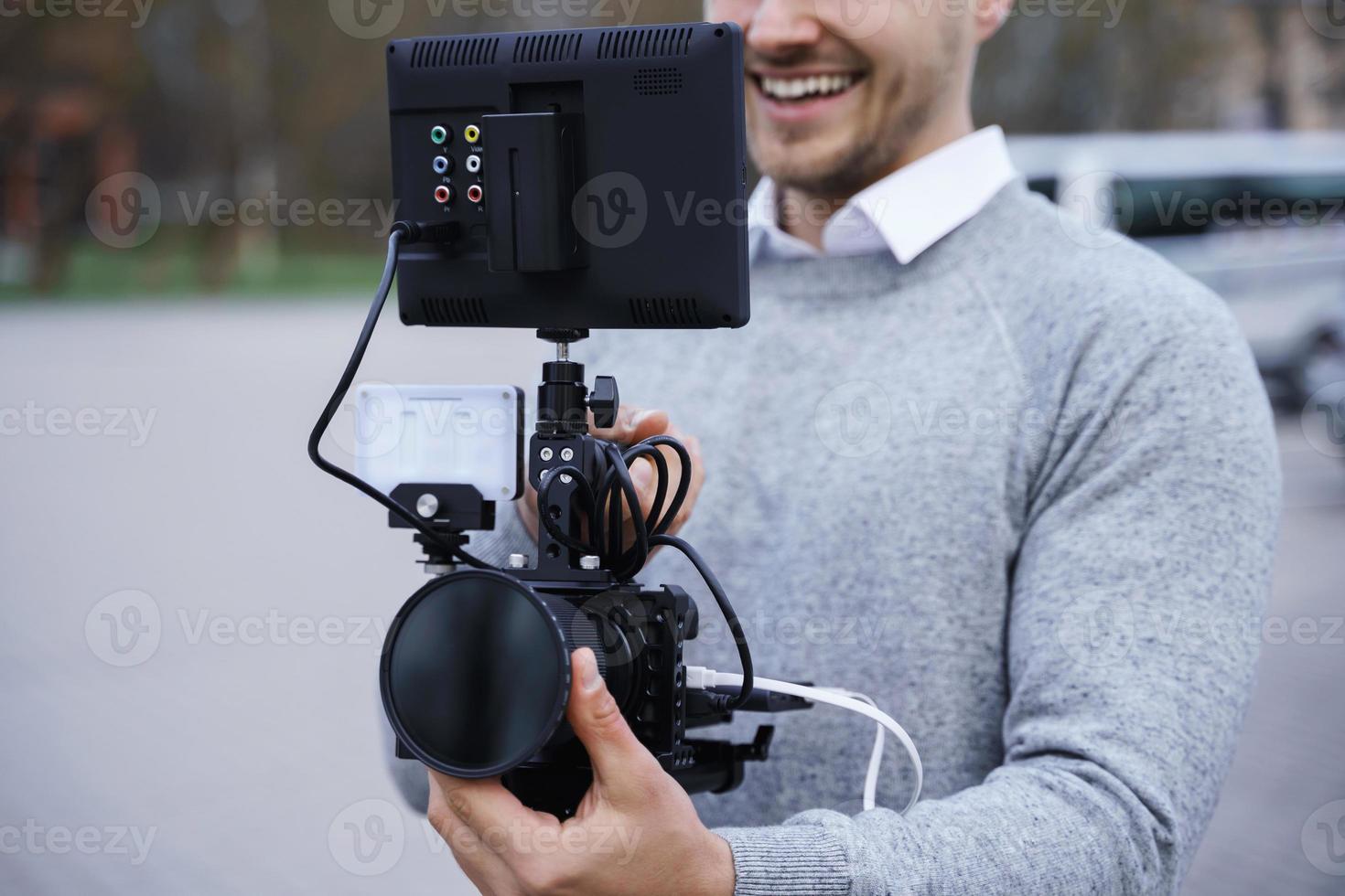 professionell videographer med en modern kamera rigg foto