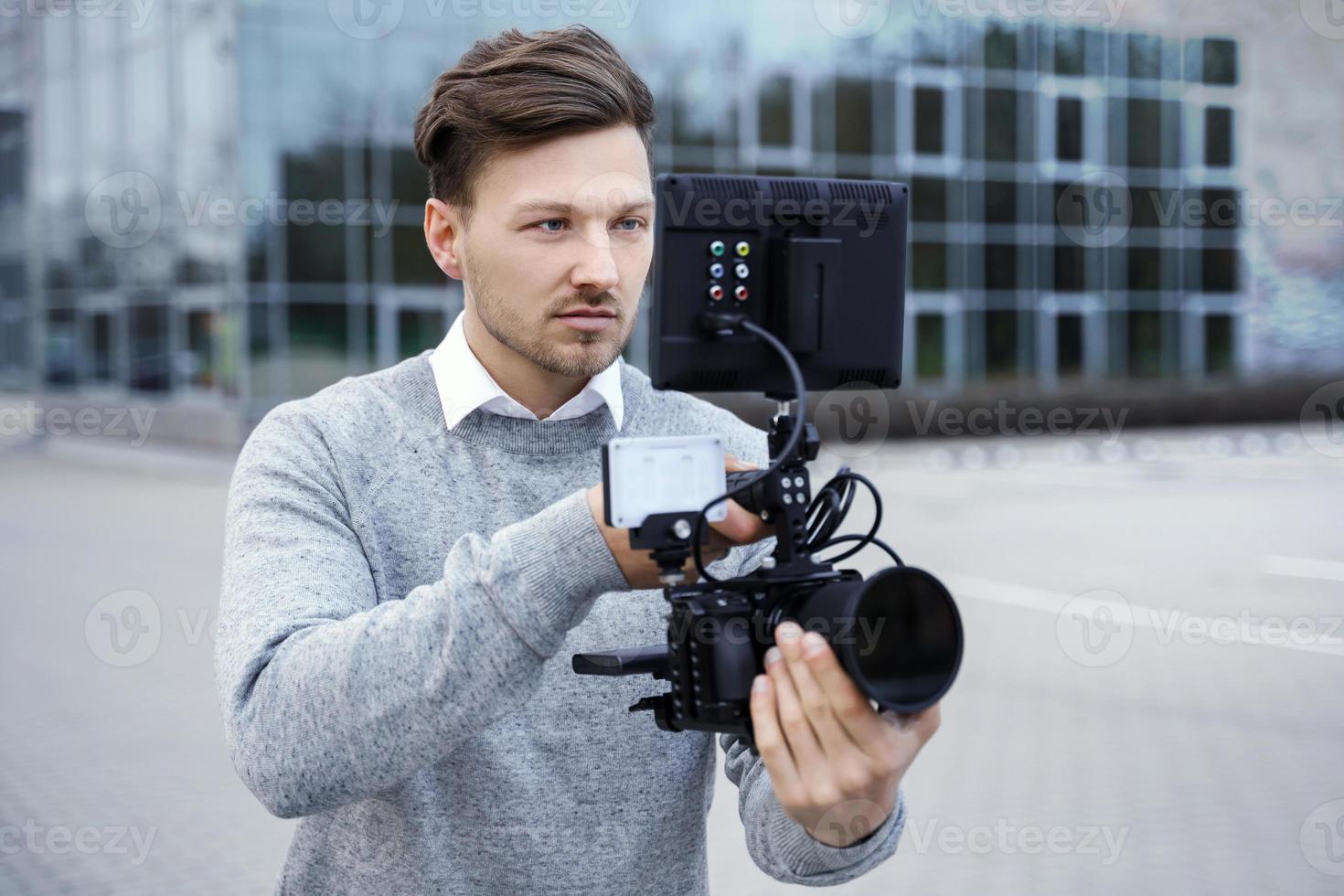 professionell videographer med en modern kamera rigg foto