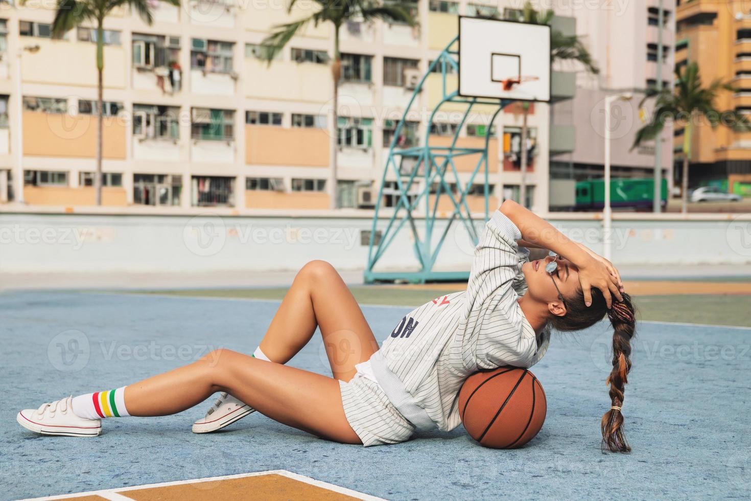 ung eleganta kvinna är Framställ på de choi hängd egendom basketboll domstol foto