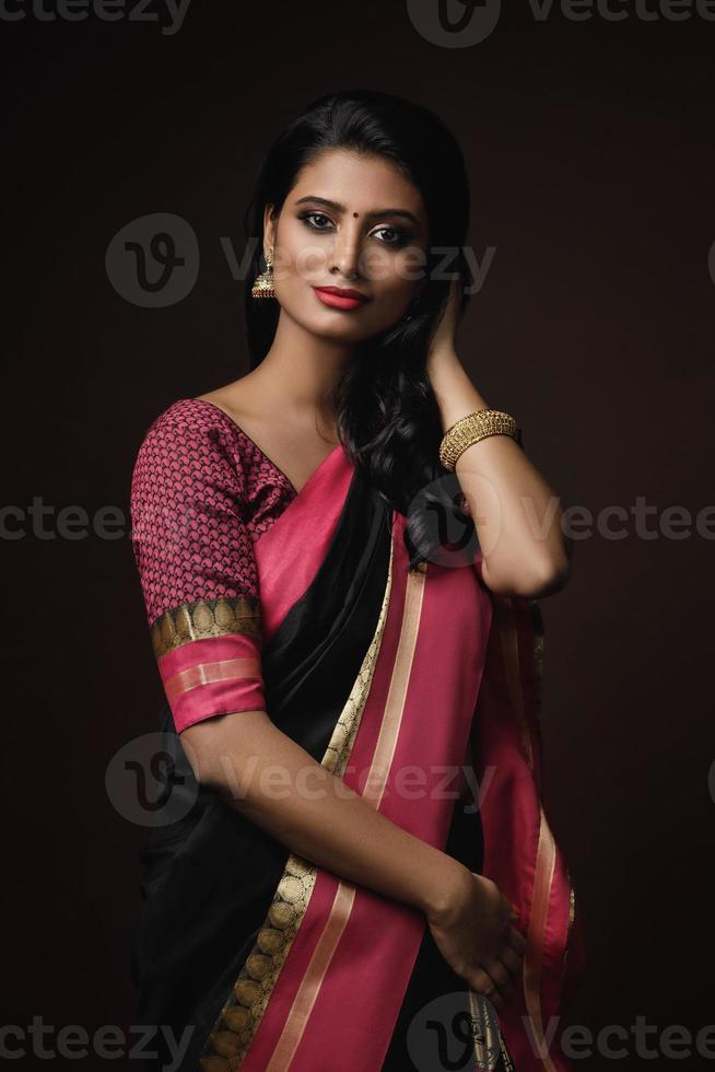 skön indisk kvinna bär traditionell sari klänning foto
