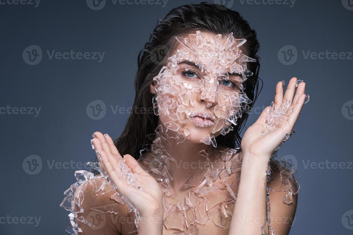 kvinna ansikte täckt med en massa små bitar av glas eller is foto