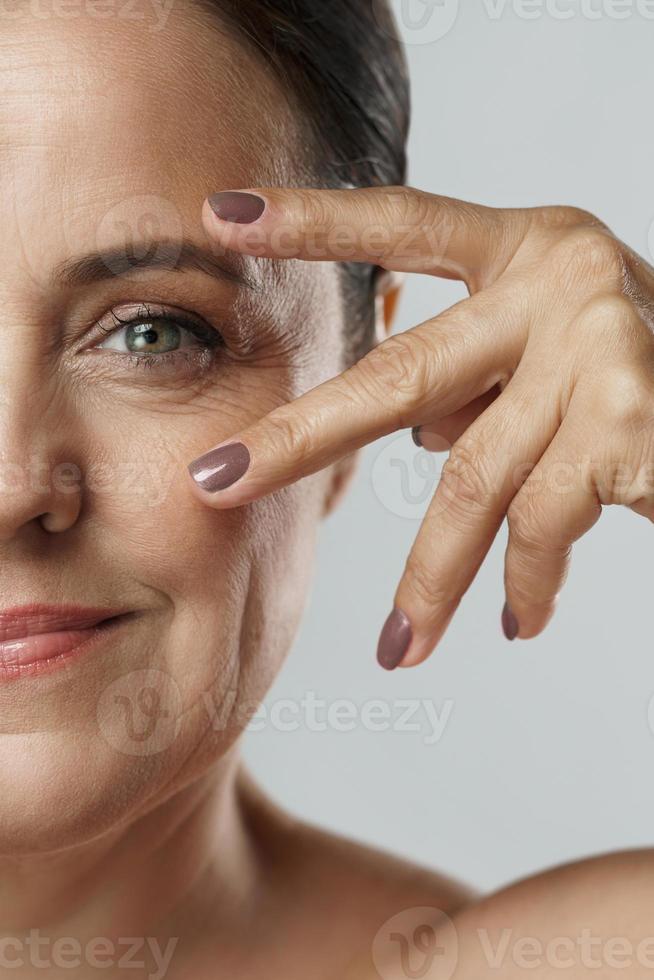 skön mitten åldrig kvinna med rena rynkig hud foto