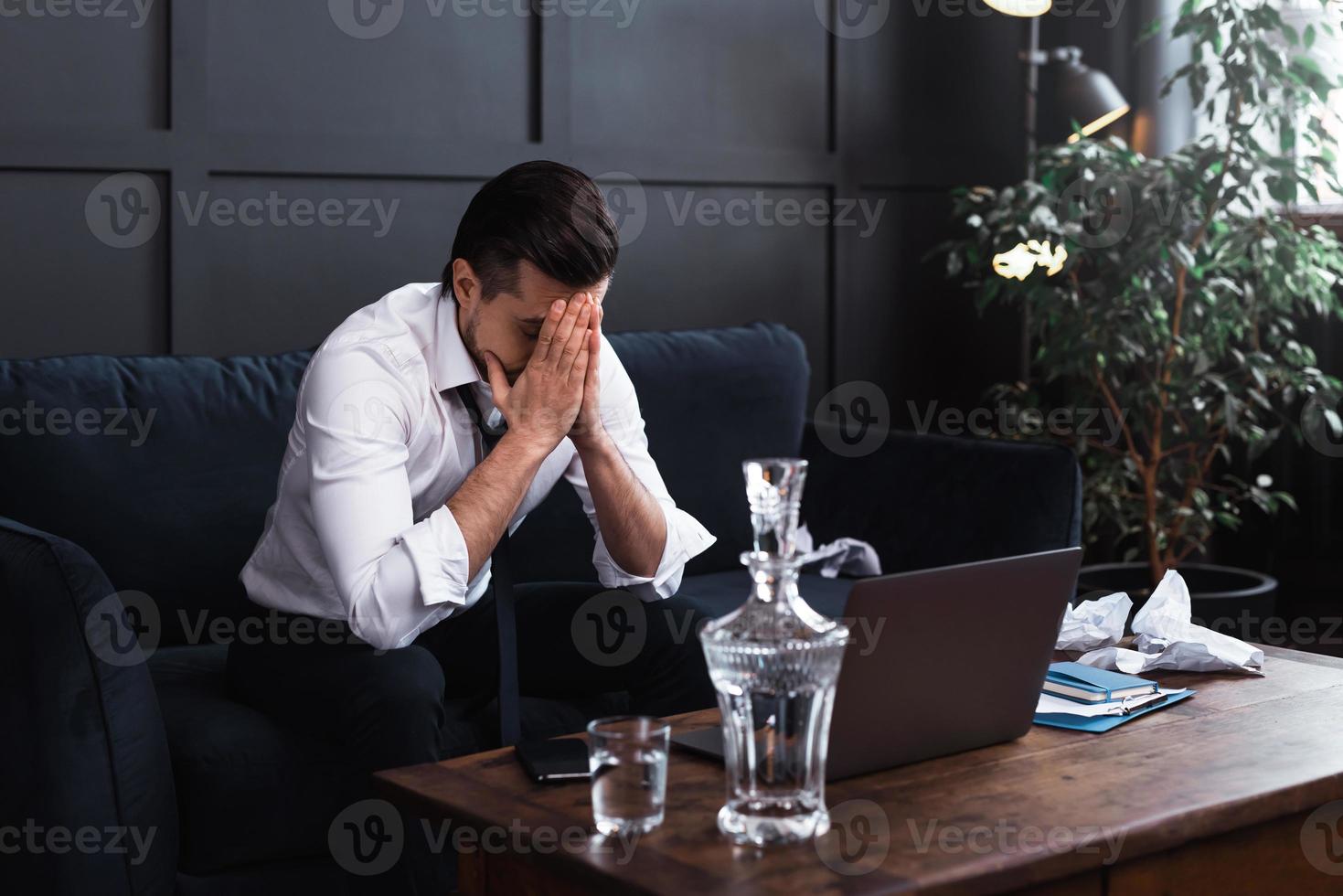 man och vodka. begrepp av alkoholism eller problem i liv. foto