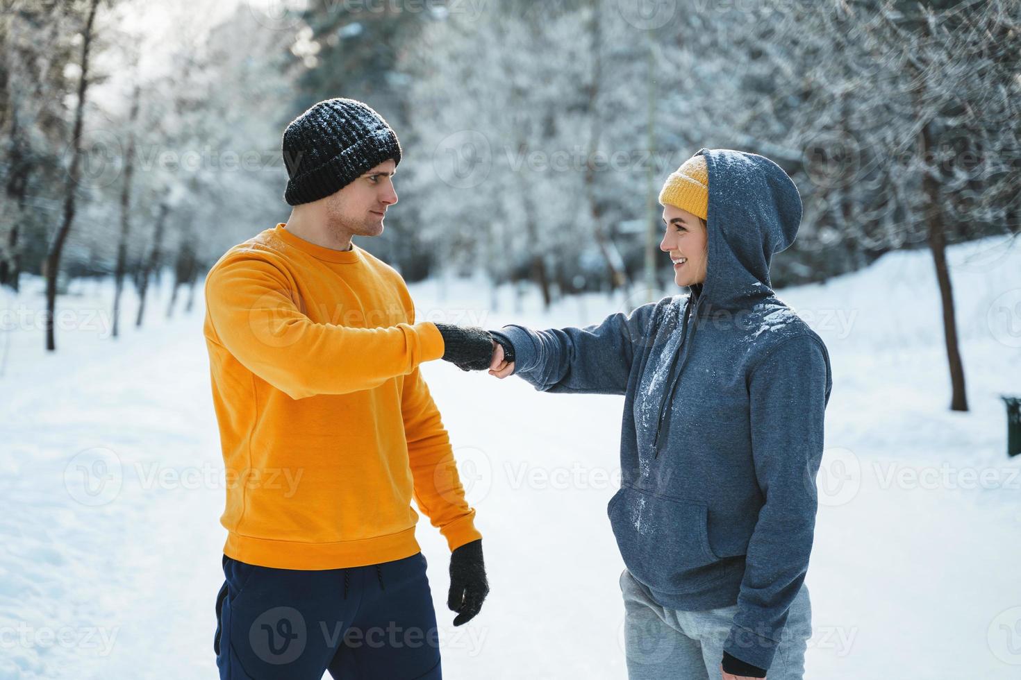 två joggare hälsning varje Övrig med en näve stöta gest under vinter- träna foto