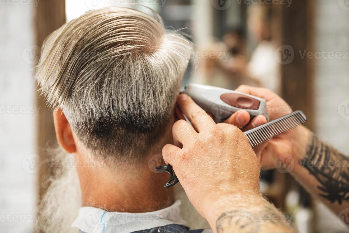 frisör framställning eleganta frisyr för gammal man foto