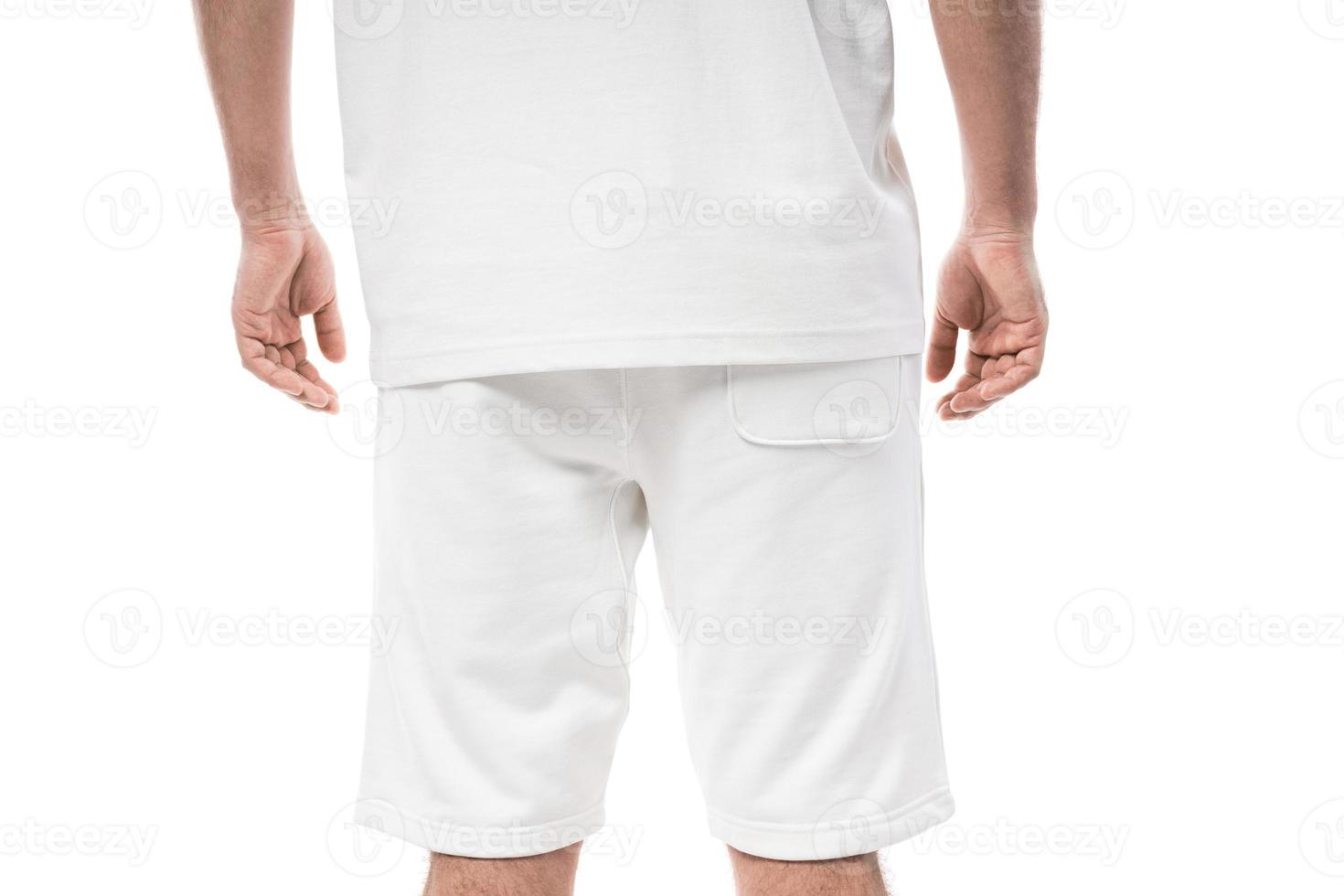 man bär tom vit shorts på vit bakgrund foto