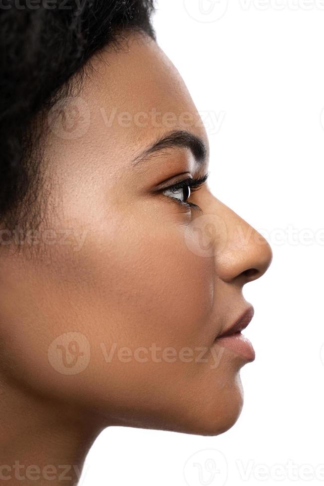 ung skön svart kvinna med slät hud på vit bakgrund foto