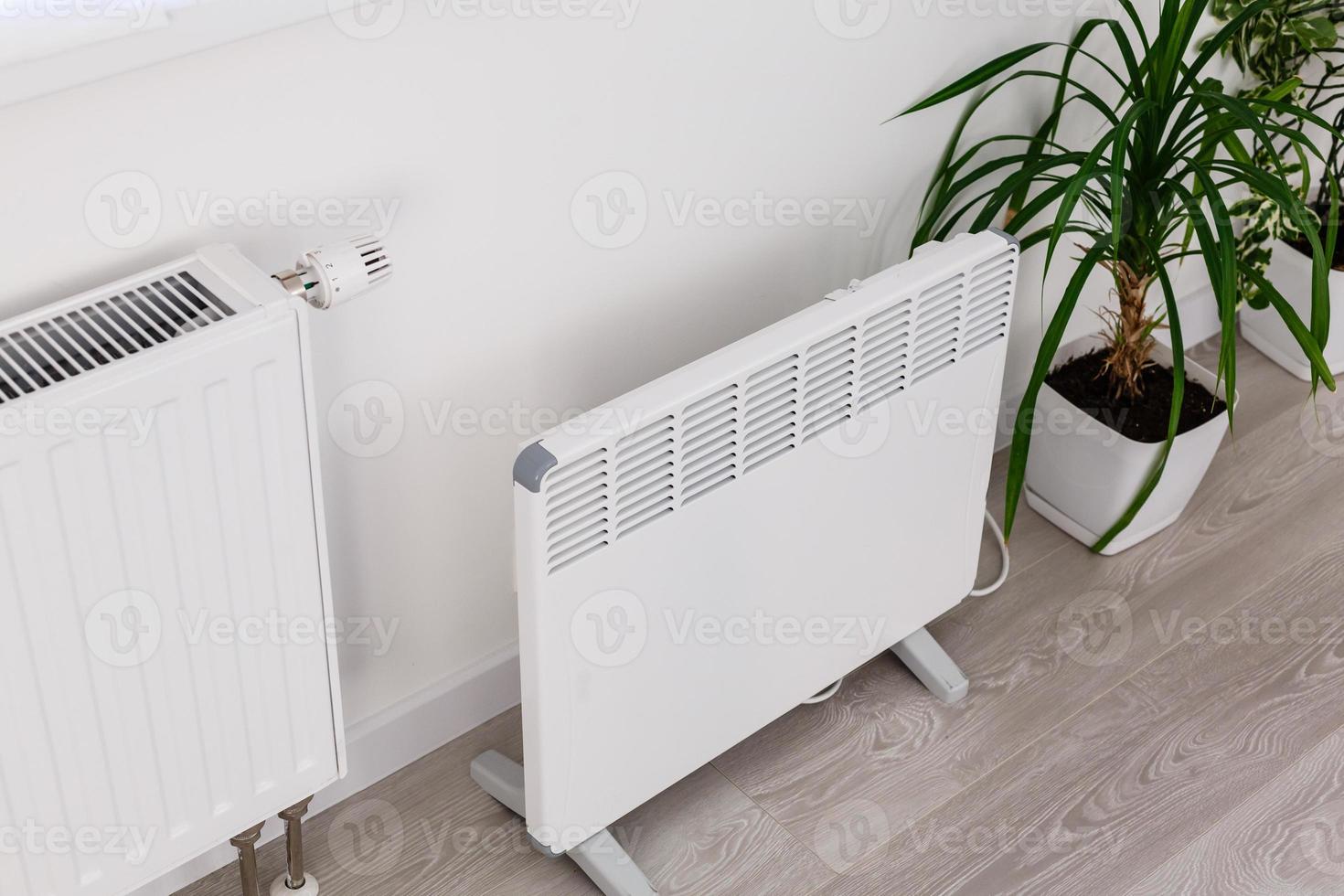 modern radiator på vit bakgrund. batteri och värmare foto